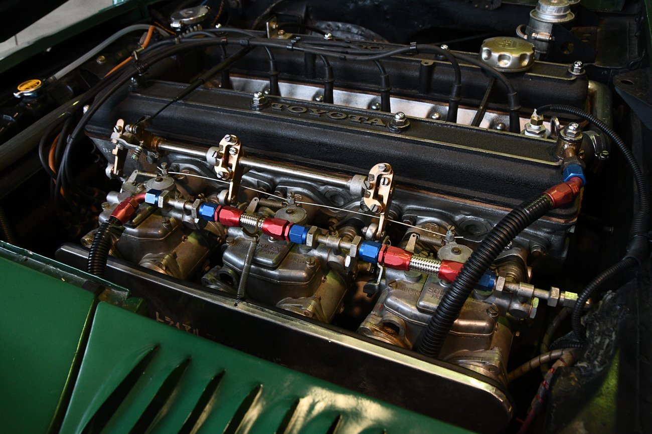 トヨタ2000GTスピードトライアル車レプリカ　エンジンルーム　直列6気筒DOHC2リットルの3M型を搭載