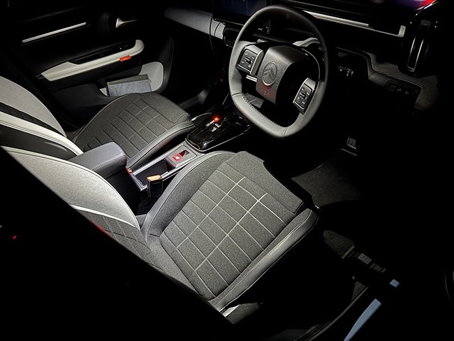 独自の多層構造を採用したアドバンスト・コンフォートシート。PHCとのマッチングにより、徹底的に「揺れ」を抑制している