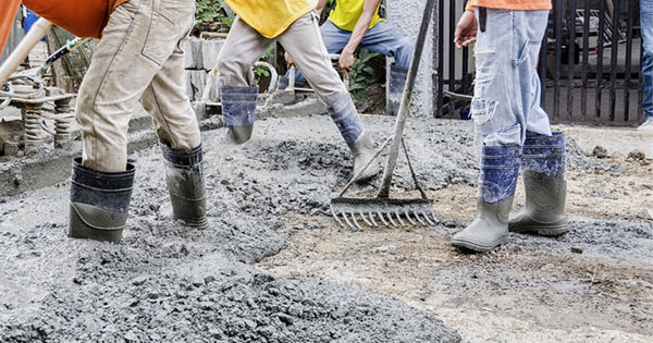 政府は建設業など外国人労働者の受け入れを拡大する方針を掲げた 政府は建設業など外国人労働者の受け入れを拡大する方針を掲げた