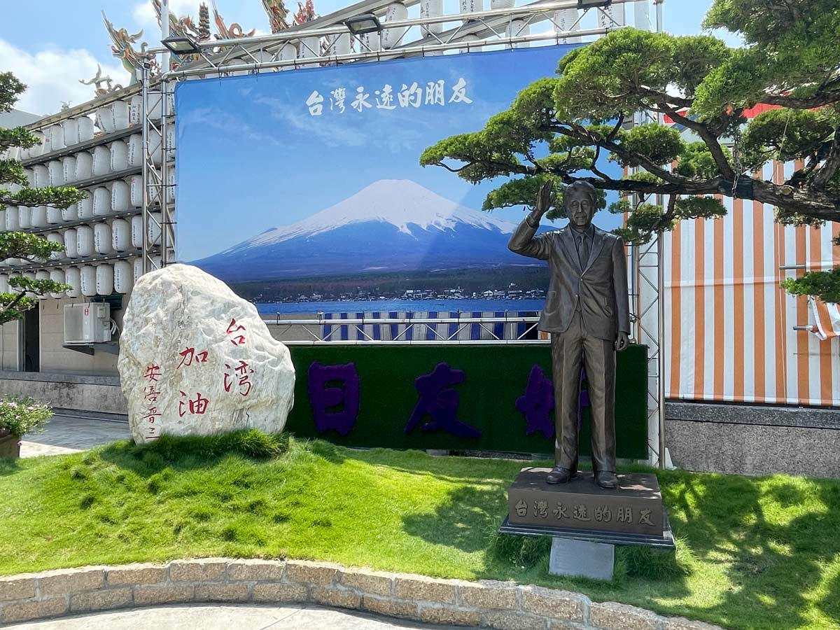 安倍元総理の銅像が台湾で聖地に！日の丸・旭日旗・菊の御紋…「親日」の熱量がハンパじゃなかった