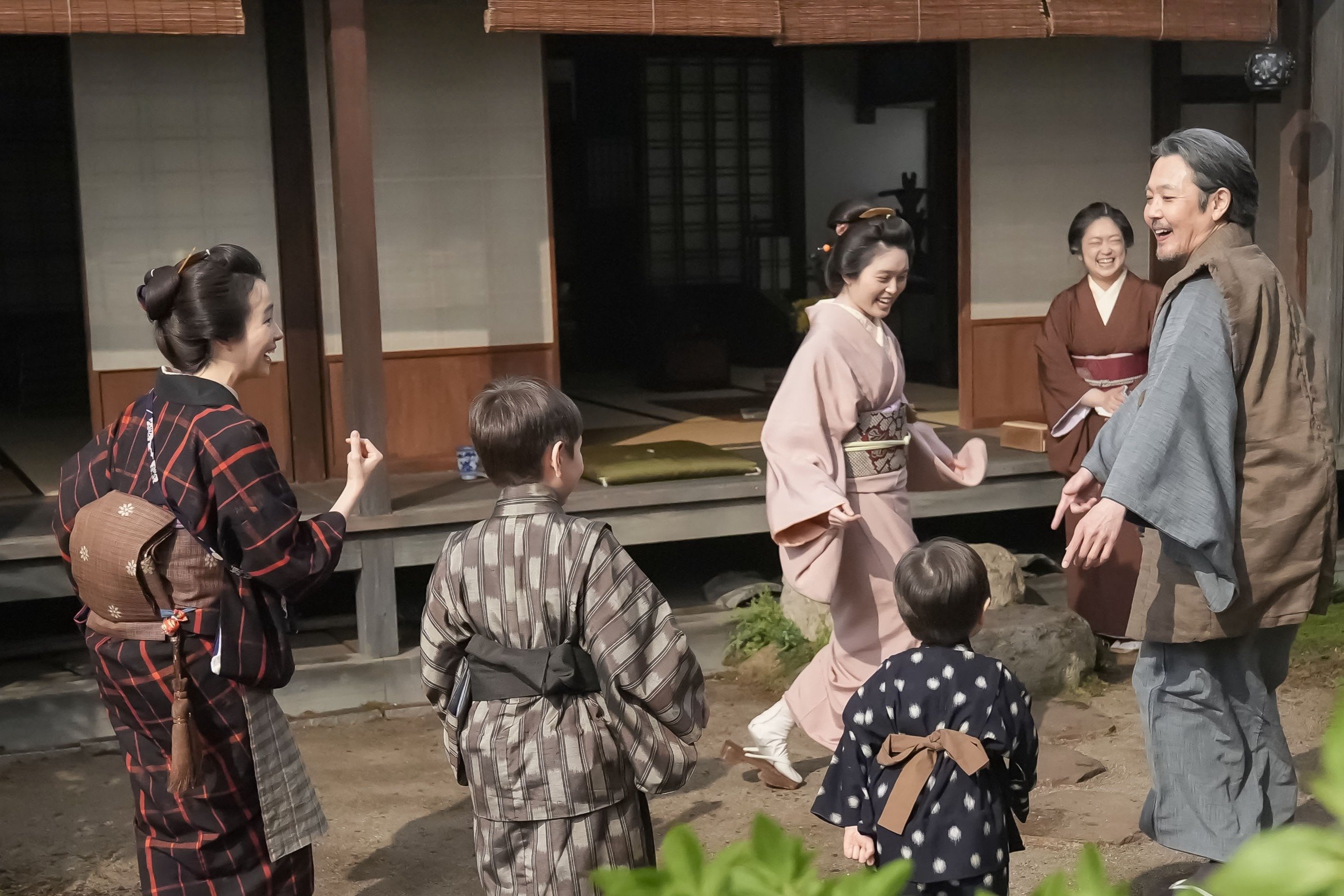 高石あかり＆トミー・バストウ激変！髪の毛も、首筋のたるみも…特殊メイクで“50代の老け顔”に〈ばけばけ第116回〉