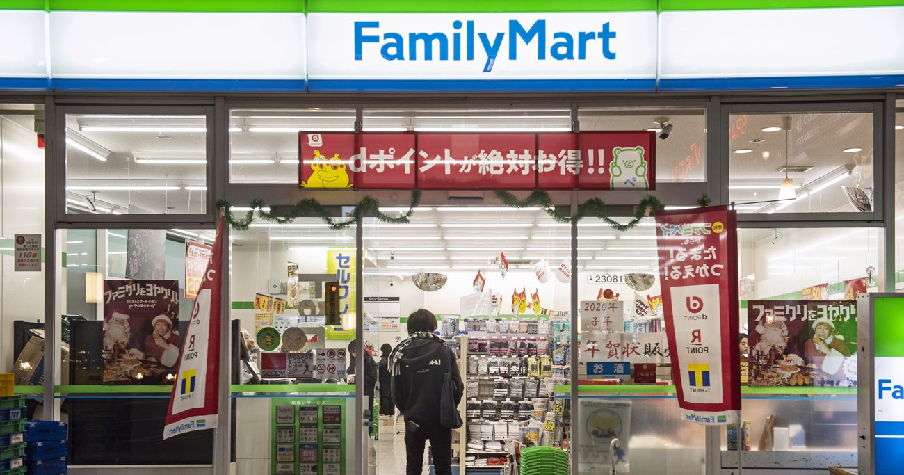 「ファミマのスウェット」なぜ人気？コンビニの常識破り“2990円の高値”でも売り切れるワケ