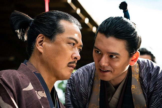 『豊臣兄弟！』第9回より、安藤守就（左）と斎藤龍興（右）　（C）NHK