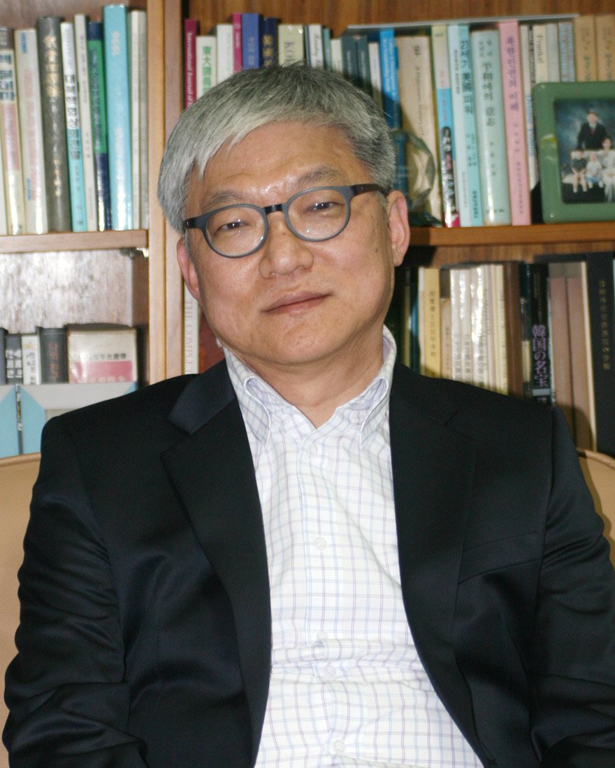 尹徳敏氏