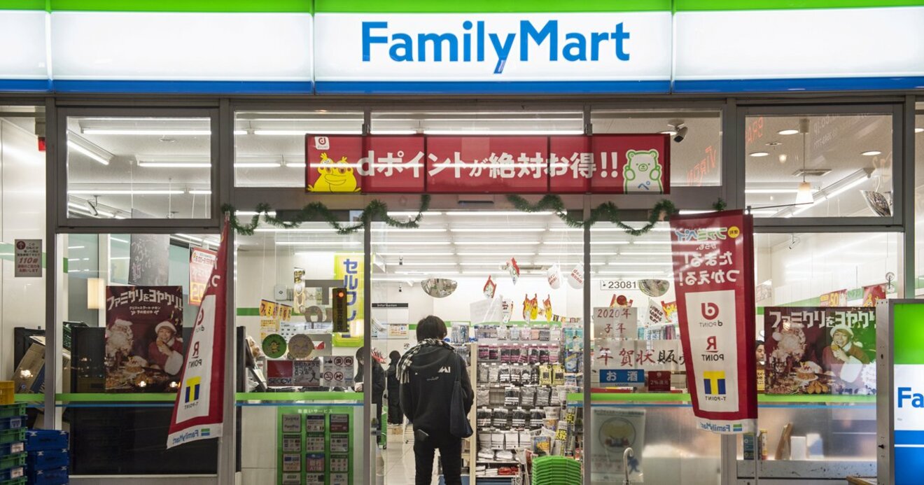 「ファミマのスウェット」なぜ人気？コンビニの常識破り“2990円の