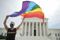 LGBT擁護の司法判断、トランプ氏福音派票に影響か