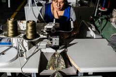 ハリス特需に沸く帽子メーカー、候補交代のチャンス逃さず