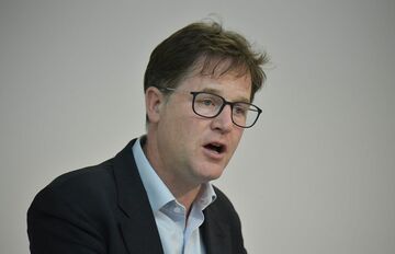 フェイスブック幹部、暗にアップル批判 「排他的クラブ」