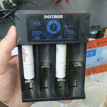 リチウムイオン電池を充電できて充電状況もわかるUSB充電器