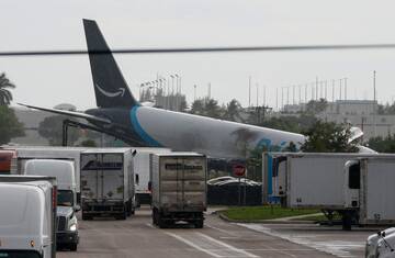 アマゾン貨物機がマイアミの空港でオーバーラン、5人死亡