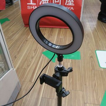 自撮りストのマストアイテム！ リングLED付きの自撮りスタンド