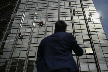 中国の危険な債務スパイラル、習氏の野望で急拡大