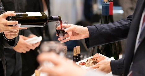 高いワインはなぜ、飲んだ人に自信をもたらすのか？