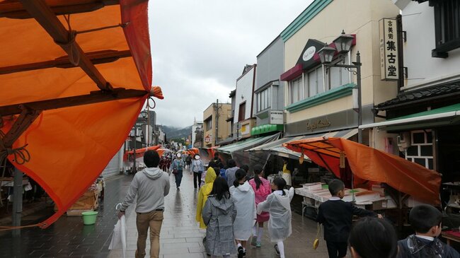 輪島朝市の風景。この日はあいにくの天気にもかかわらず、買い物客でにぎわっていた　2018年撮影