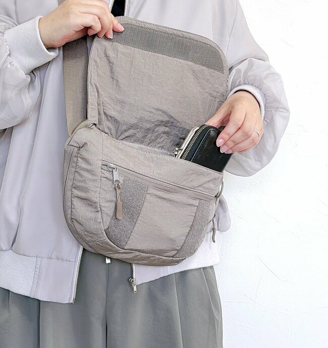 ワークマンがまたすごいの出してきた！1990円の「幅が広がるボディバッグ」スリムで軽いのに、ペットボトルが2本も入って天才…！《購入レビュー》