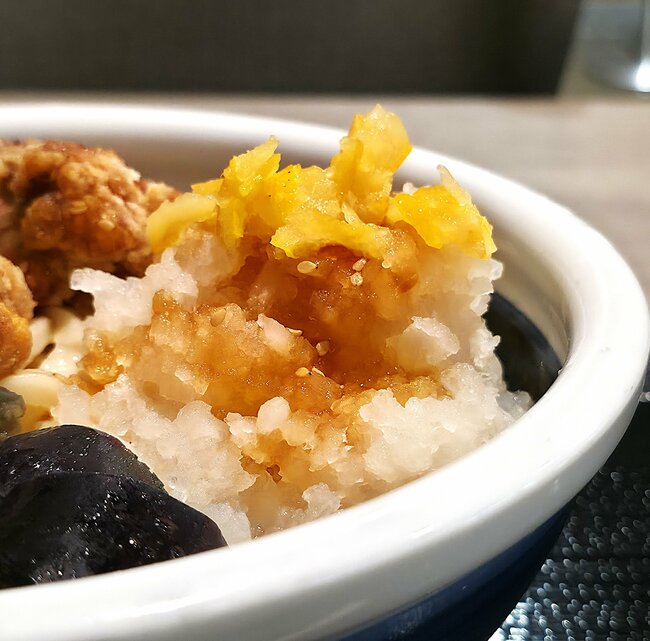 「完成度が高い」「毎日食いたい」丸亀製麺の“1300kcal超えメニュー”具材たっぷりでボリューム満点！「本当に神の食べ物」《実食レビュー》