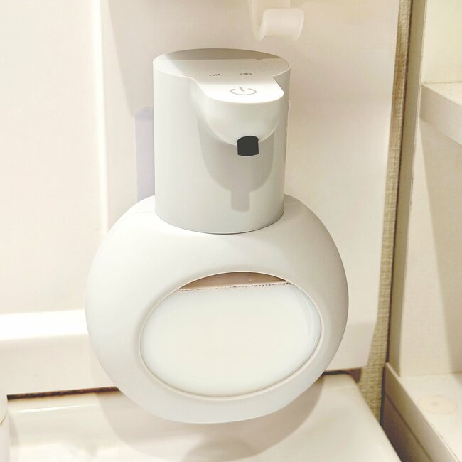 壁掛けもできるなんてすごい!3COINSの「自動で出てくるディスペンサー」プチプラ価格でゲットできて嬉しい!