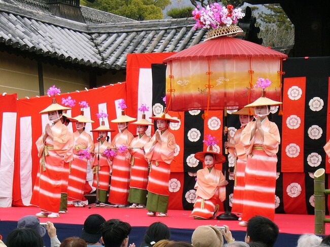 “はねず色”の衣装で舞われる可憐な「はねず踊り」