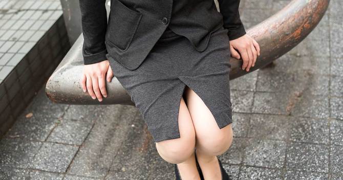 タイトスカートを履いた女性