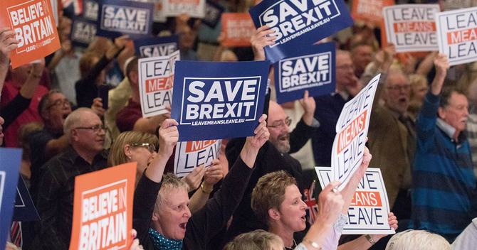 SAVE BREXITのカードを掲げる英国民