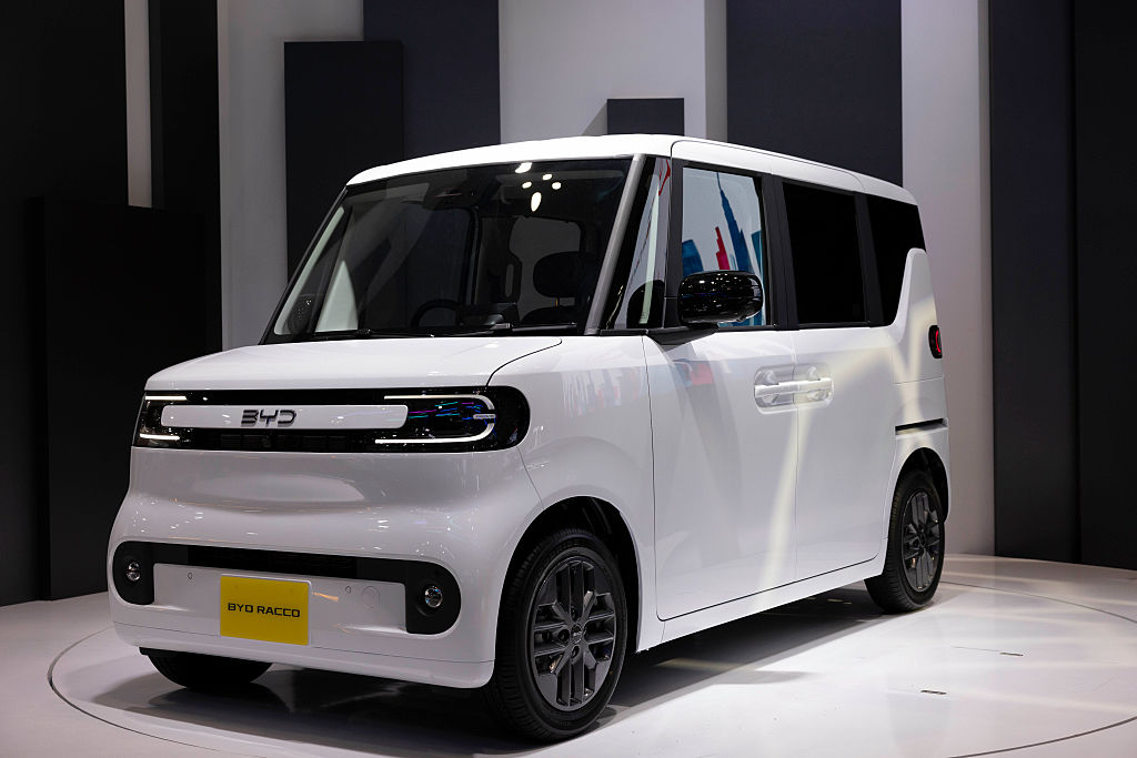 テスラは維持、BYDは激減…「新・EV補助金」で明暗分かれた黒船2社、日本攻略の勝ち筋は？