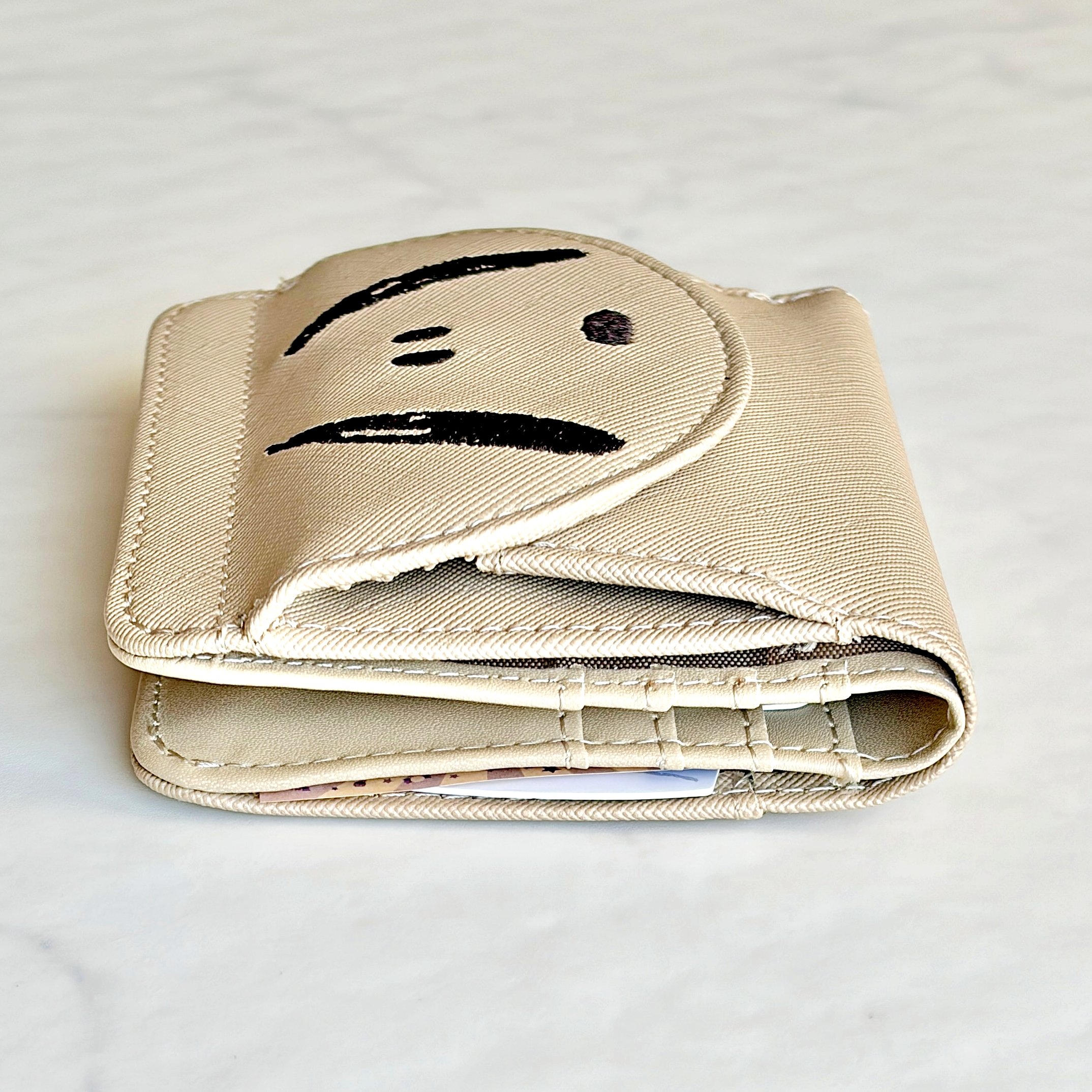 こんなスヌーピー、初めて見た!しまむらコラボの“めちゃかわ財布”小銭が取り出しやすくて嬉しい!《購入レビュー》