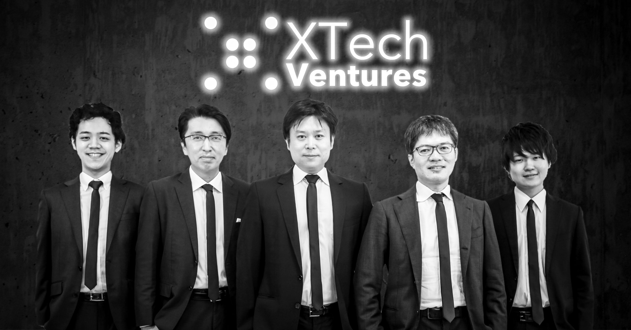 XTech Venturesのメンバー。中央が代表パートナーの西條晋一氏、右から4人目が同じく代表パートナーの手嶋浩己氏
