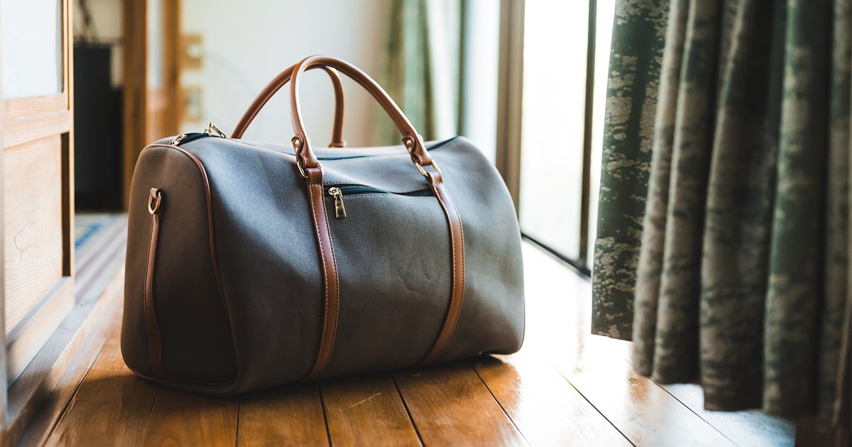 縁側に置かれたボストンバッグ