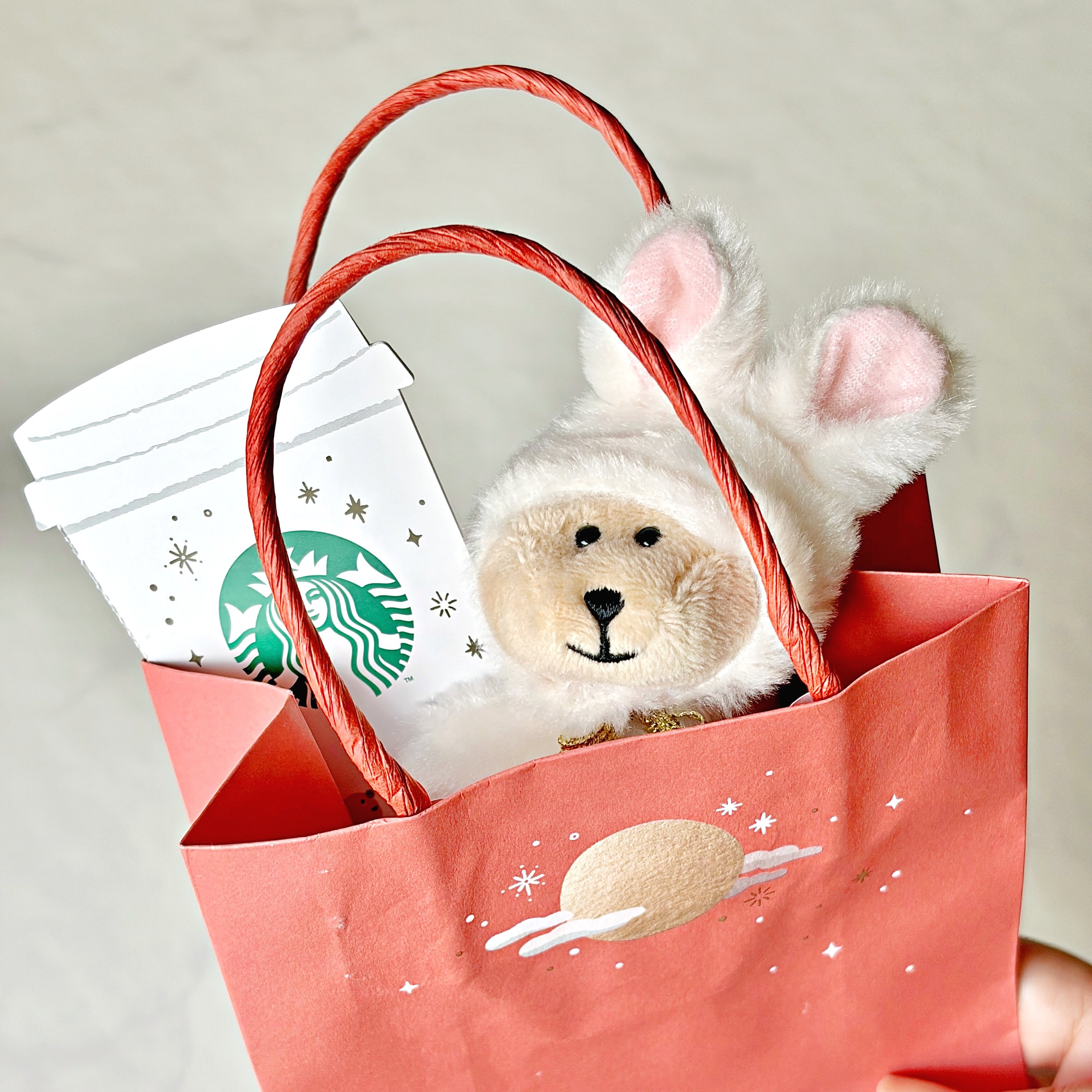 【スタバ】「可愛くて、キュン!」「2個買お!」秋限定の“もふもふグッズ”ドリンク券付きでお得感すごい!「絶対にGETします〜!」「欲しかったけど残っててよかった」《購入レビュー》