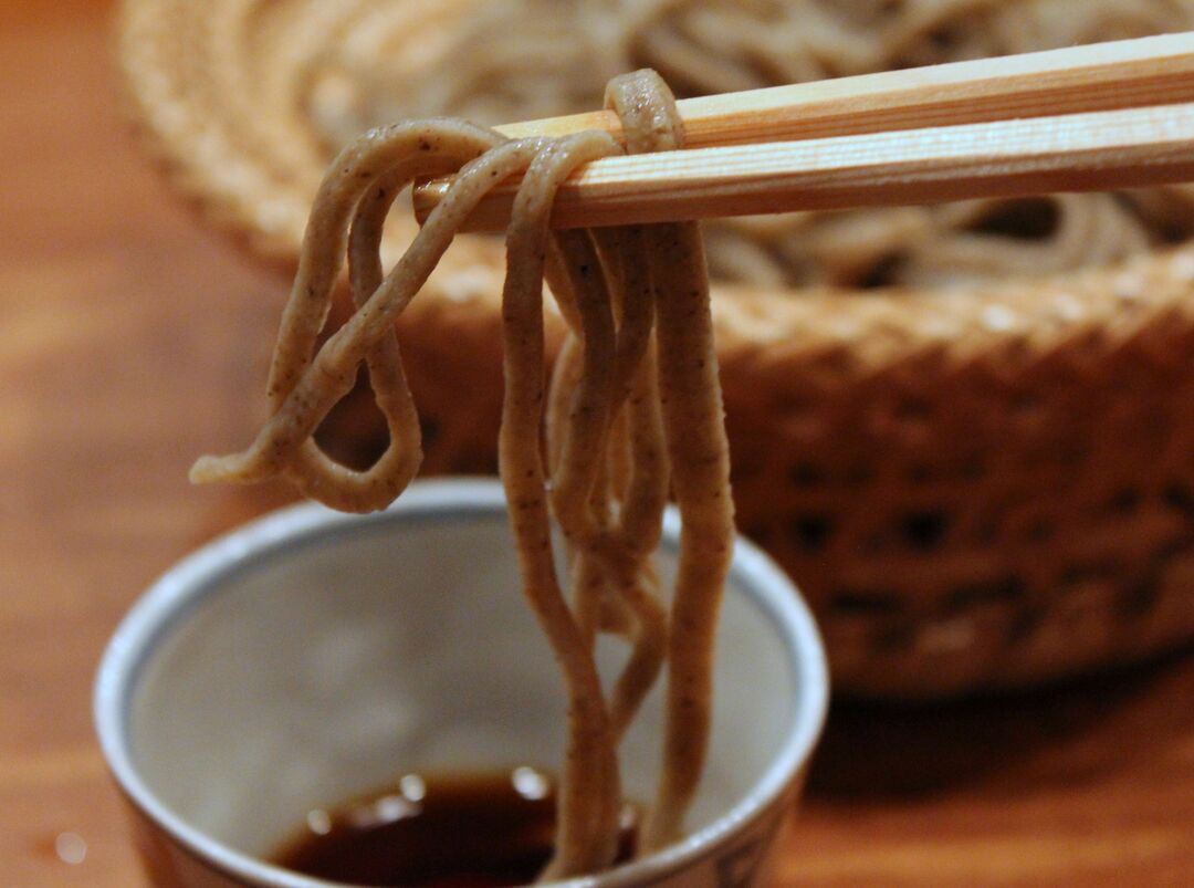 新橋「大愚」――手挽き蕎麦と地鶏と無濾過生原酒。カウンター席で過ごす格別な夜