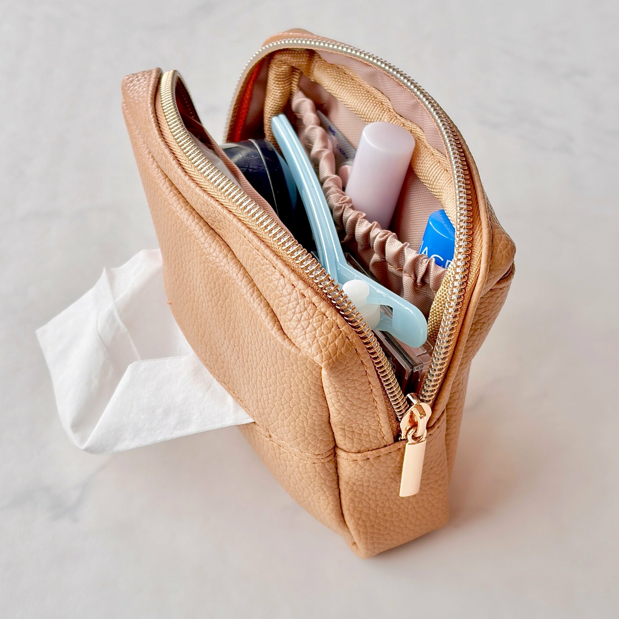 「見た目以上に大収納！」「もう一目惚れです」3COINSの“おしゃれポーチ”花粉シーズンにめっちゃ使える！「このサイズをずっと探してました！」