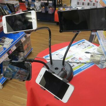4台を同時に操る！ スマホ依存度高めなアナタにピッタリなスタンド