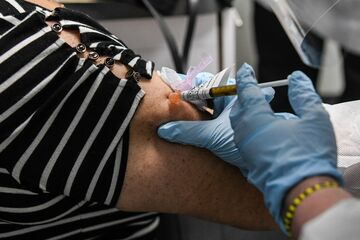 コロナワクチン治験、激しい副反応も