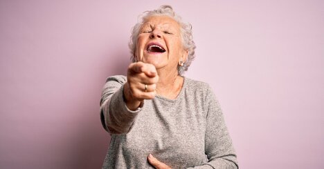 【究極の選択】「一瞬の笑い声」と「一生の後悔」、あなたが背負うべきなのは？