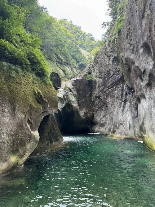 ゴルジュ前の滝で。ここまではまだ天気が良かった