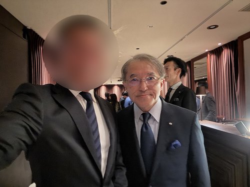 主催のコナカ・湖中社長と著者