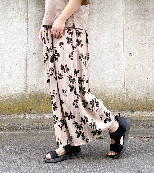 【しまむら】いつものコーデが見違える…!1639円の「スカートみたいなパンツ」体のラインを拾わなくて嬉しい!《購入レビュー》