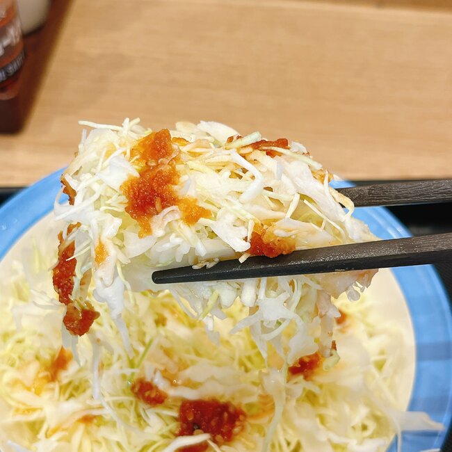 「カロリー爆弾。文句なしにウマい」松のやの“ボリューム満点メニュー”チーズ×にんにくの組み合わせがジャンキーすぎる！「めっちゃ美味しい！」「最高にキマった」