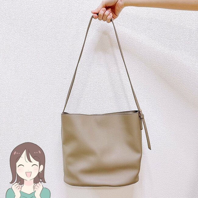 3COINSの「荷物がたっぷり入るショルダーバッグ」ペットボトルを立てて収納できて便利!シンプルだから長く愛用できそうです!《購入レビュー》