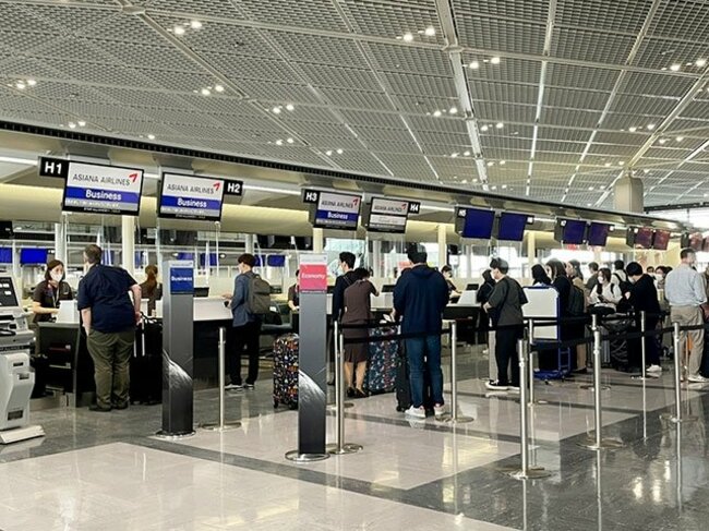 成田空港はガラガラなのにアシアナ航空のチェックインカウンターは行列