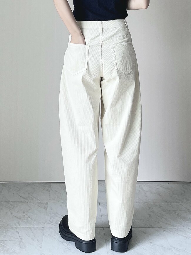 「とにかくシルエットが良い」ユニクロの“脚が長く見えるパンツ”秋冬コーデに大活躍です「色違いで2つ買った」「形が良すぎて即買い」