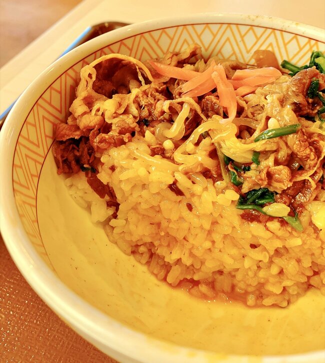 もう普通の牛丼に戻れないかも…すき家の“よくばり限定メニュー”生卵もセットになってて贅沢すぎる！「完璧な味」「すき家で1番好きかも」「具沢山で美味しかった」《実食レビュー》