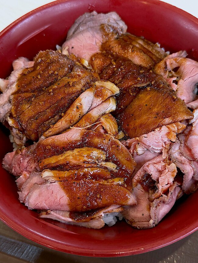 「肉の量3倍はヤバイ！」すき家の“鬼盛りローストビーフ丼”ボリューム凄すぎてビックリした…！「見た目以上に肉多いから幸せ」「売り切れ続出は納得です」