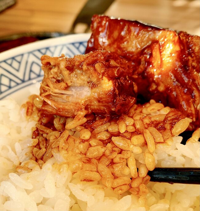 「デカすぎんだろ…」吉野家の“豪快すぎる定食”ご飯おかわり無料なのが嬉しい！「ご飯3杯いけたわ」「ありえんぐらいウマい」《実食レビュー》