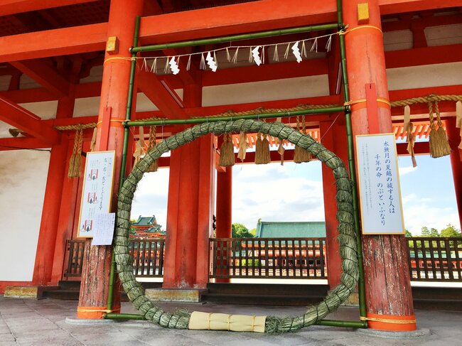 平安神宮(左京区)応天門に設置された茅の輪。朱塗りに緑のコントラストが鮮やか