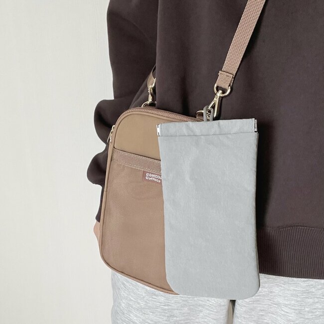 「全色買っちゃいました」無印良品の“かさばらないポーチ”片手でガバッと開いて使いやすい！「家族の分も買いました！」「さっと取り出せて、しまうのも楽」