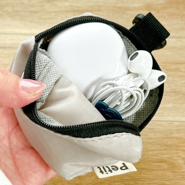 ミニ財布にちょうどいい…!セリアの「ミニチュアみたいなポーチ」ガバッと開いて取り出し楽ちんです!