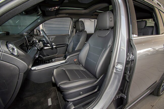 メルセデス・ベンツGLB 200d 4MATICS Urban Stars前席