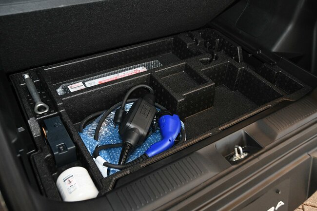 撮影用車両として用意されていたXグレードのラゲッジルーム下。AC200V、16A 7mの充電ケーブルは標準装備