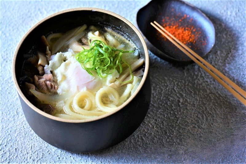 【カンタンなのに料亭風！ レンチンレシピ】鶏と玉ねぎからだしが出て汁がウマっ！鶏もも肉の煮込みうどん